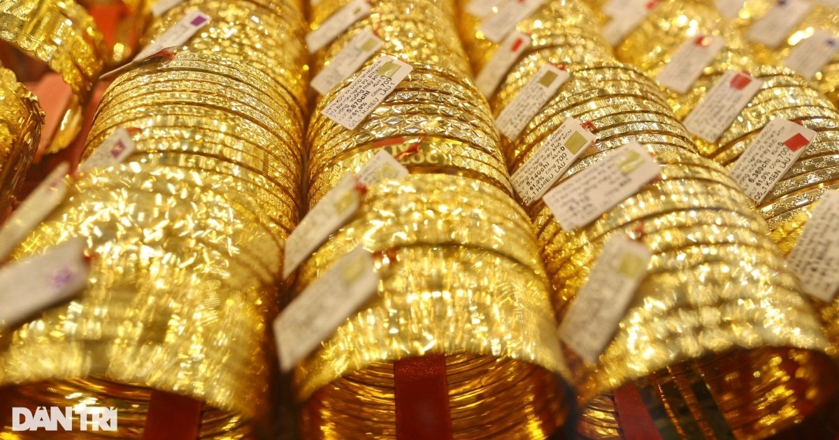 Giá vàng SJC tăng 300.000 đồng/lượng, vàng thế giới lên 4.060 USD/ounce trước quyết định Fed