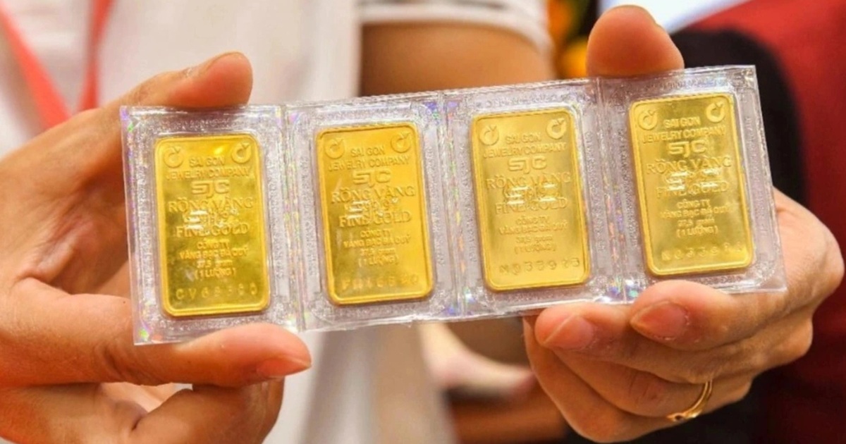 Vàng SJC giảm 1,3 triệu đồng/lượng, trong khi giá vàng thế giới tăng 1,3 % lên 4.385 USD/ounce